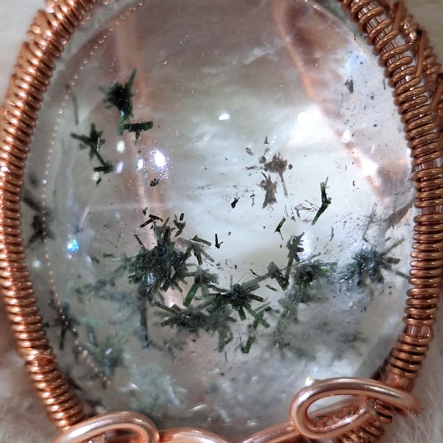 Hedenbergite (Kinyang Kepri) in Quartz Pendant — photo 2